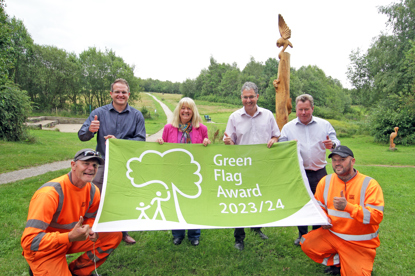 Presenting the Green Flag Award at Colliers Wood