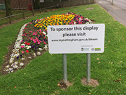 Example of a roundabout sponsorship display