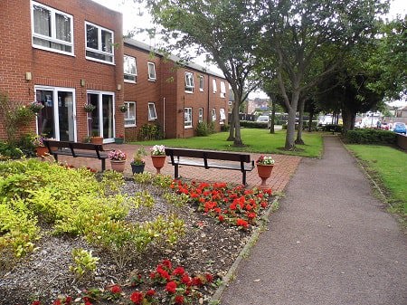 Yew Tree Court, Beeston.jpg Outside view of Yew Tree Court, Beeston Scheme