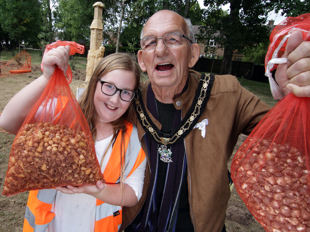 Daisy Whyles and the Mayor 2022/23 Councillor David Grindell planting bulbs