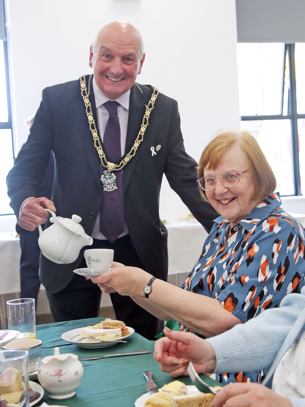 Broxtowe Mayor with a volunteer pouring tea