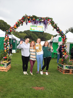 4 children under the green zone arch
