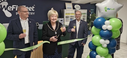 Deputy Mayor Councillor Barbara Carr and We Fix Feet owners Darren and Stephen cutting a ribbon