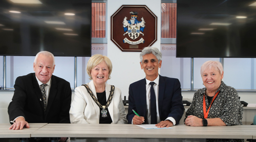 Council Leader, Broxtowe Mayor, Council CEO and Portfolio Holder for Health and Leisure signing the contract