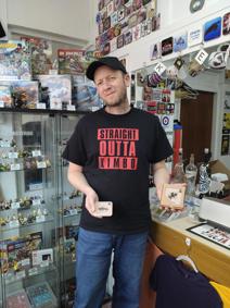 Lee from Coasteroo with the limited edition prize